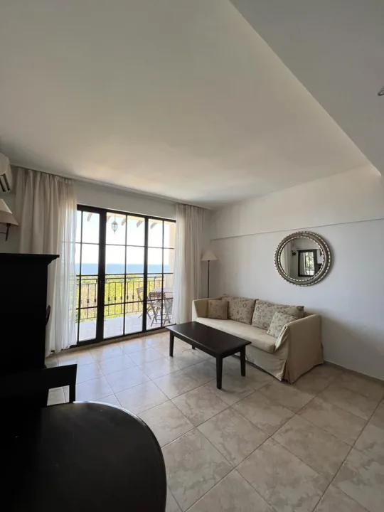Уютная квартира с одной спальней и видом на море и бассейн — комплекс The Cliff Beach & Spa Resort
