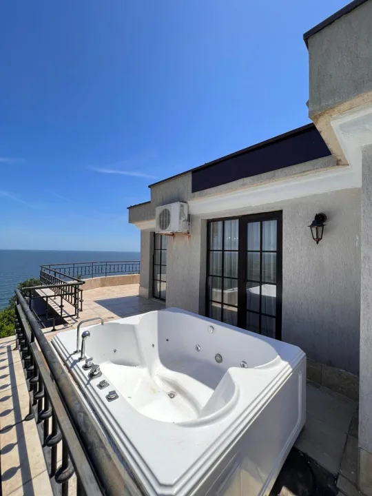 Уникальный пентхаус с панорамным видом на море и горы — комплекс The Cliff Beach & Spa Resort
