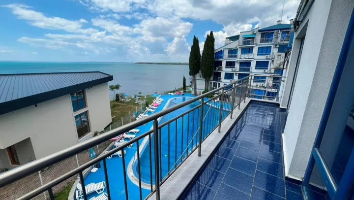 Четырехкомнатная квартира с камином и видом на море в комплексе Blue Bay Palace, Поморие ID: 107855