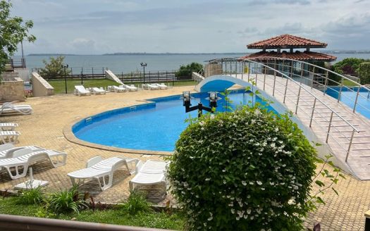 Продаётся двухкомнатная квартира с панорамным видом на море и бассейн