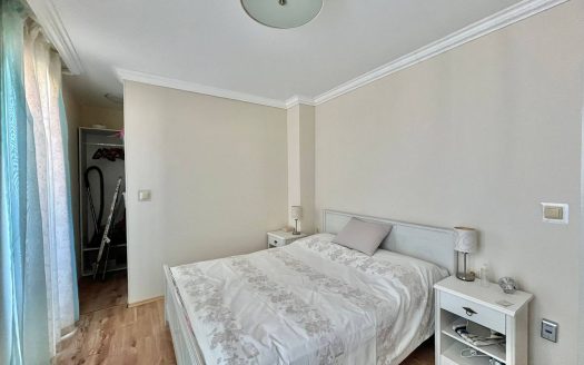 Просторная трёхкомнатная квартира с большой террасой и видом на море в центре Равды