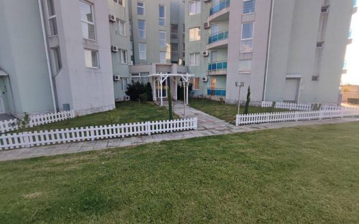 Квартира с тремя спальнями и собственным двором в комплексе Costa Calma, Равда