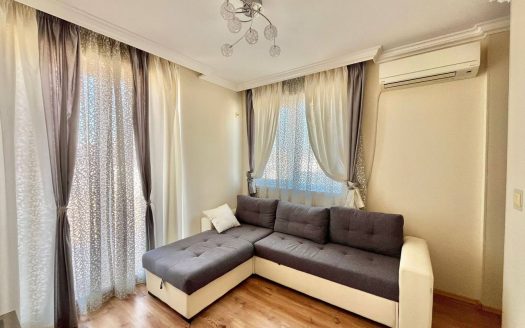 Просторная трёхкомнатная квартира с большой террасой и видом на море в центре Равды