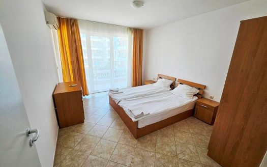 Трёхкомнатная квартира с двумя спальнями и видом на бассейн в комплексе Silver Springs, Солнечный бере