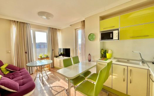 Просторная трёхкомнатная квартира с большой террасой и видом на море в центре Равды