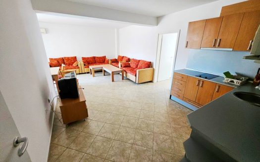 Трёхкомнатная квартира с двумя спальнями и видом на бассейн в комплексе Silver Springs, Солнечный бере