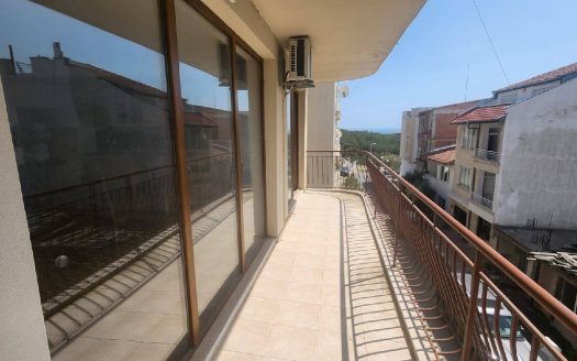 Трёхкомнатная квартира с видом на море и большой террасой в жилом доме без таксы, Святой Влас — район Русалка