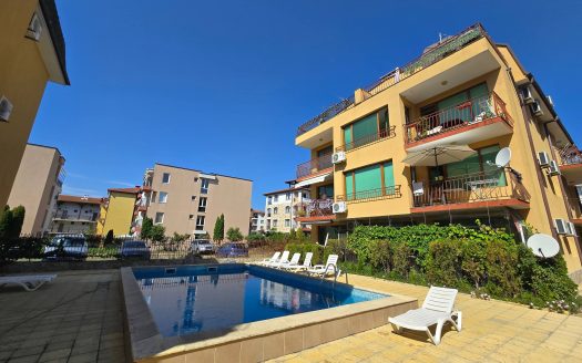 Двухкомнатная квартира с большой террасой и видом на море в Amoto, Несебр — последний этаж и просторное светлое пространство