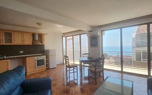 Трёхкомнатная квартира с видом на море и большой террасой в жилом доме без таксы, Святой Влас — район Русалка