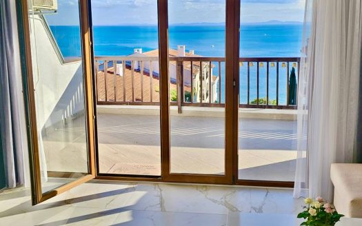 Трёхкомнатная квартира с евро-ремонтом и видом на море в комплексе Sun Coast Resort, Святой Влас