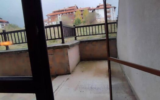 Простор и комфорт трехкомнатного апартамента с живописным видом в Банско