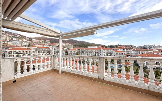 Вид на бескрайнее море из четырёхкомнатной квартиры в комплексе Caprice, Святой Влас