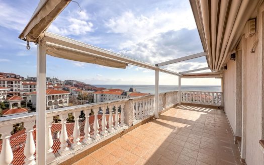 Вид на бескрайнее море из четырёхкомнатной квартиры в комплексе Caprice, Святой Влас