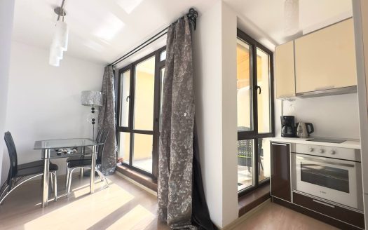 Двухкомнатный апартамент с захватывающим видом на море и горы в комплексе Raduga 2, Святой Влас