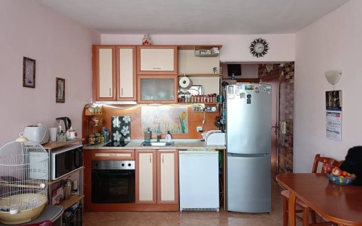 Двухкомнатная квартира рядом с супермаркетом Младость на Солнечном Берегу без таксы поддержки