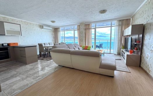 Четырехкомнатные апартаменты с морским горизонтом на первой линии в комплексе Gallery 2, Солнечный Берег