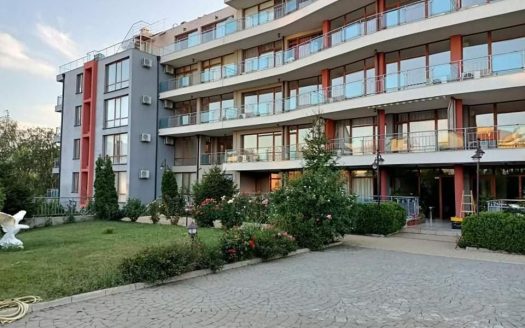 просторная 2-комнатная квартира в Святом Власе с видом на двор в комплексе Сан Уейв