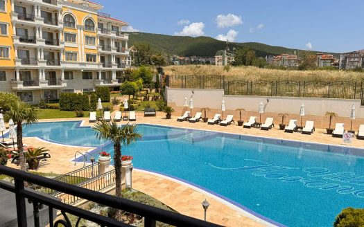 Просторная трёхкомнатная квартира с мебелью и видом на море, горы и бассейн в комплексе Вила Флоренция