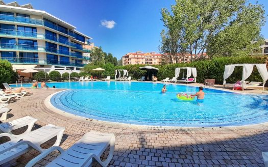 Продается просторная двухкомнатная квартира в комплексе Blue Pearl, расположенном на курорте Солнечный берег.