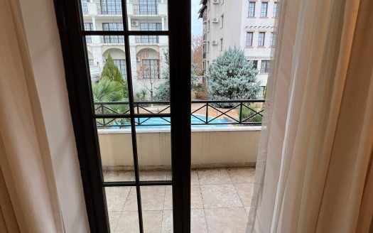 Мезонет с видом на море в комплексе The Cliff Beach & Spa Resort на первой линии в Обзоре.