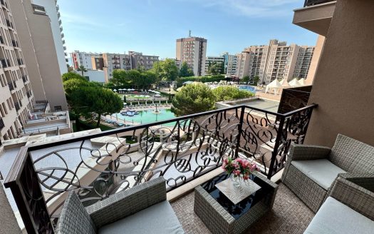 Стильная двухкомнатная квартира с видом на бассейн в Солнечном Береге- комплекс  Royal Beach Barceló