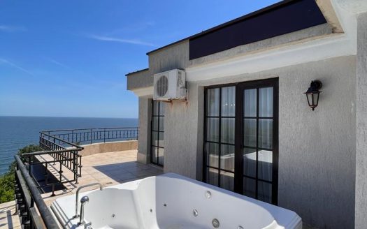 Уникальный пентхаус с панорамным видом на море и горы — комплекс The Cliff Beach & Spa Resort