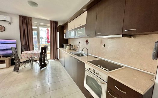 Апартамент с тремя спальнями в жилом доме на Солнечном Береге