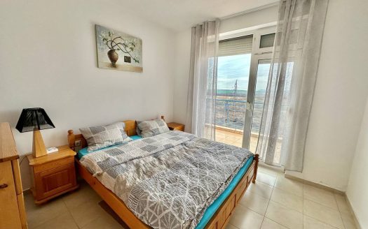 Апартамент с тремя спальнями в жилом доме на Солнечном Береге