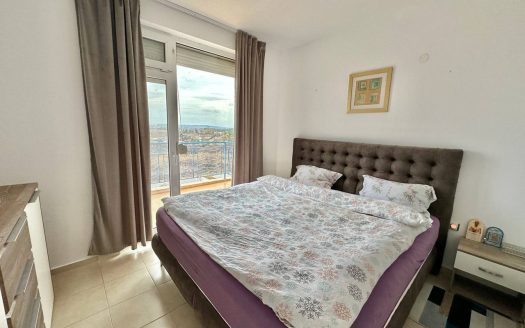 Апартамент с тремя спальнями в жилом доме на Солнечном Береге