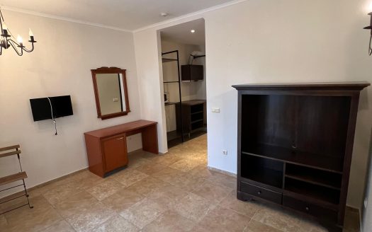 Мезонет с видом на море в комплексе The Cliff Beach & Spa Resort на первой линии в Обзоре.