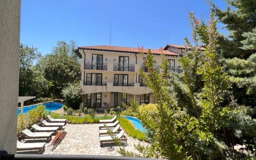 Двухкомнатная квартира с видом на бассейн и зелёный двор в комплексе The Cliff Beach & Spa Resort