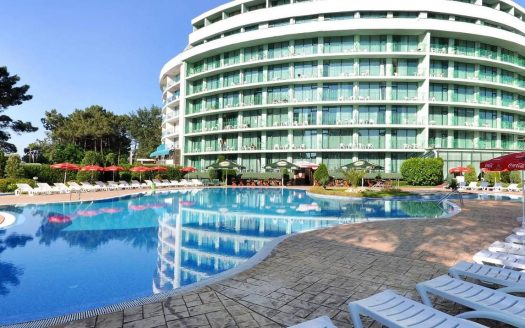 Просторная трёхкомнатная квартира в комплексе Coliseum, всего 50 метров от моря, Солнечный берег