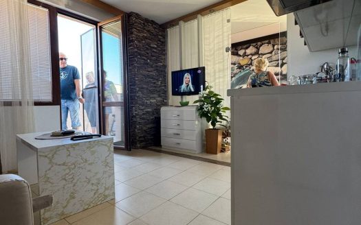 Двухкомнатная квартира в центре курорта — комфорт и стиль у моря