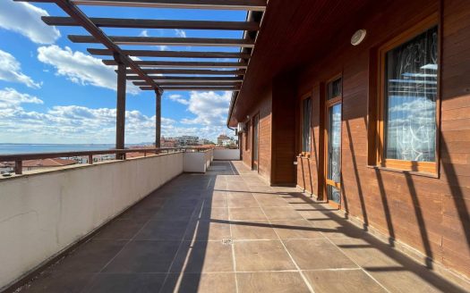 Четырехкомнатный апартамент с большой террасой и видом на море в комплексе Райский сад, Святой Влас