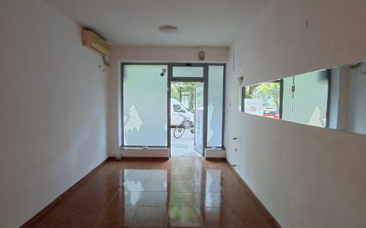 Коммерческое помещение на партере в районе Лазур, Бургас — универсальный формат под офис, магазин или кафе