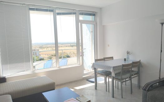 Двухкомнатная квартира с двумя балконами и видом на бассейн в комплексе Sunset Resort, Кошарица