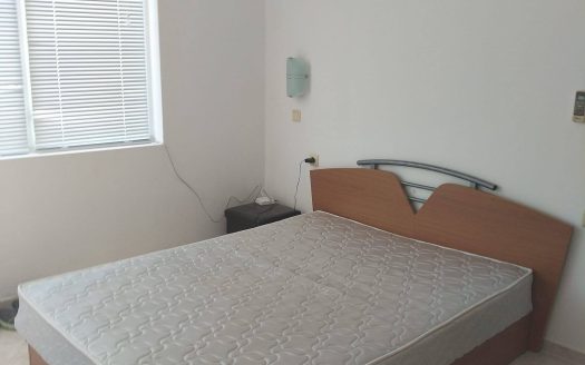 Двухкомнатная квартира с двумя балконами и видом на бассейн в комплексе Sunset Resort, Кошарица