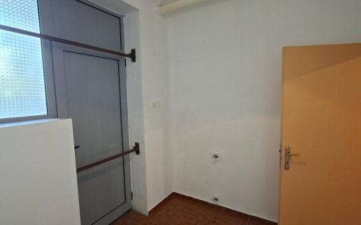 Коммерческое помещение на партере в районе Лазур, Бургас — универсальный формат под офис, магазин или кафе