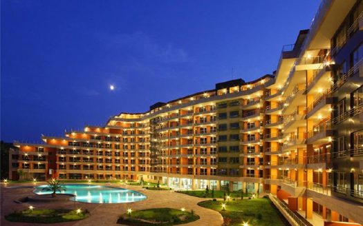 Солнечный Берег — трёхкомнатная квартира с видом на бассейн во второй линии, комплекс Peter House