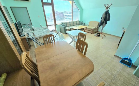 Двухкомнатная квартира с большой террасой и видом на море в Amoto, Несебр — последний этаж и просторное светлое пространство