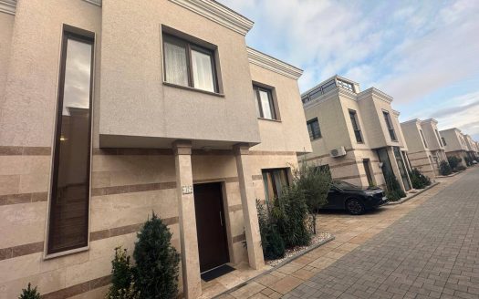 Поморіє, Majestic 47 - двоповерховий будинок із трьома спальнями і власним двориком