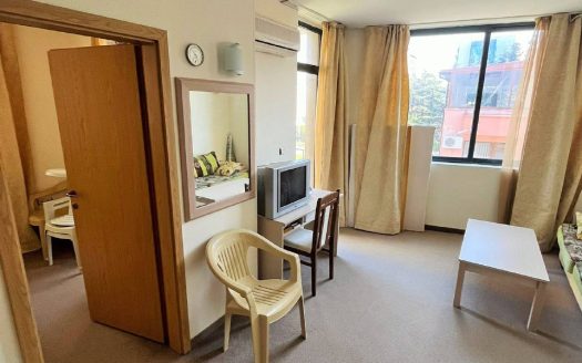 Двухкомнатный апартамент с видом на бассейн в комплексе Avalon, Солнечный Берег