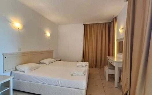 Сонячний Берег, Tria Apartments - апартаменти без такси підтримки в житловому комплексі з басейном