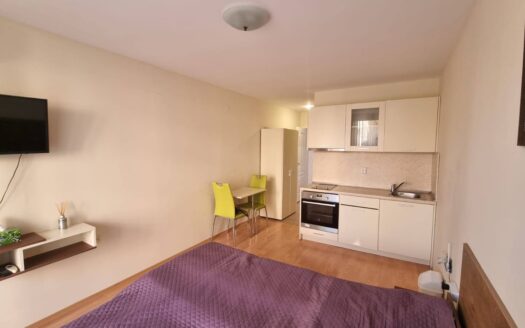 Светлая студия с выходом на территорию — комфорт и тишина в популярном комплексе