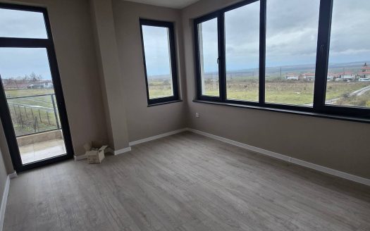 Отдельно стоящий дом в Кошарице — спокойная жизнь рядом со школой и природой