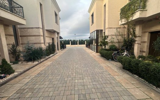 Поморіє, Majestic 47 - двоповерховий будинок із трьома спальнями і власним двориком