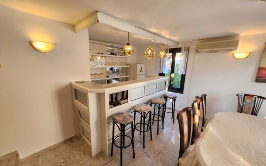 Дом с участком в Кошарице — 3 спальни, камин, террасы и летняя кухня