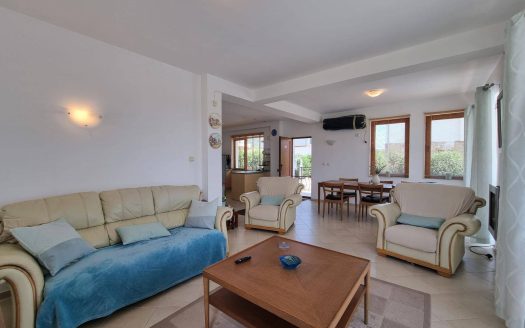 Двухэтажный дом с бассейном в посёлке Горица — простор для жизни без таксы поддержки