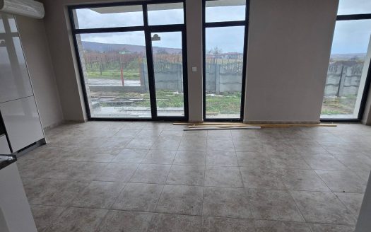 Отдельно стоящий дом в Кошарице — спокойная жизнь рядом со школой и природой