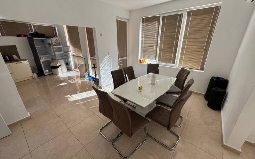 Дом с бассейном и парковкой в Равде ID: 85429